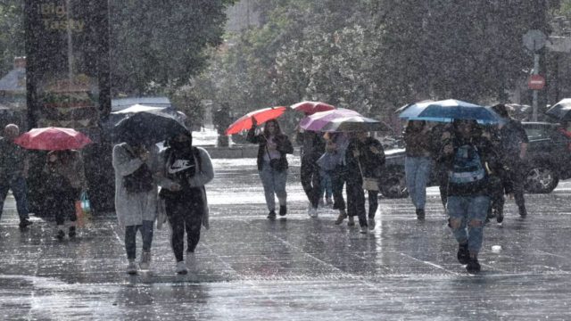 Καιρός σήμερα 5/5: Βροχές και καταιγίδες στις περισσότερες περιοχές – «Καμπανάκι» Αρναούτογλου, Μαρουσάκη, Αρνιακού