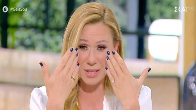«Λύγισε» η Κατερίνα Καραβάτου: «Δυσκολευτήκαμε πάρα πολύ όταν…» (Vid)