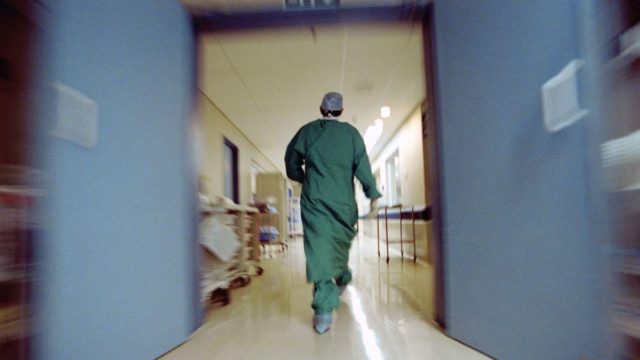 «Θρίλερ» με θάνατο 15 παιδιών σε δύο νοσοκομεία: Στο επίκεντρο ο καρδιοχειρουργός