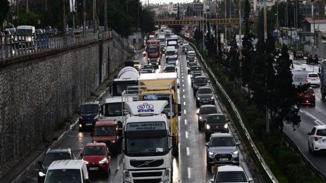 «Κόλαση» στους δρόμους της Αθήνας: Τροχαίο στη Λεωφόρο Κηφισίας, στο ύψος Παραδείσου – Τρομερές καθυστερήσεις