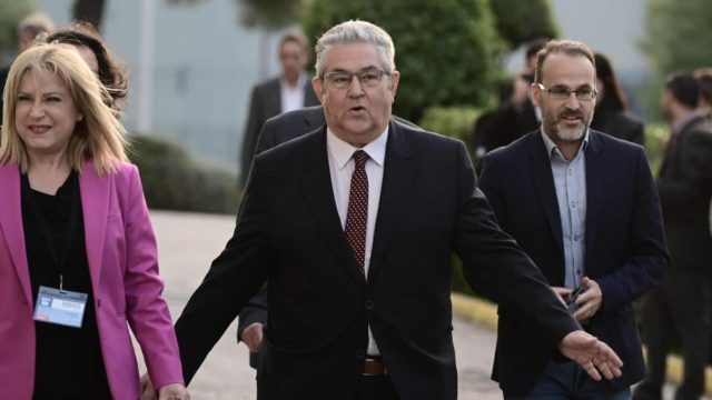 Με γραβάτα στο debate ο Δημήτρης Κουτσούμπας: «Ας είμαστε σουλουπωμένοι…»