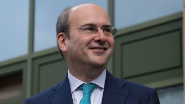 Κωστής Χατζηδάκης: «Τυχερούληδες, φεύγω από το υπουργείο» – Αυτοτρολάρεται ο πρώην υπουργός (Video)