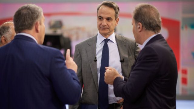«Χείμαρρος» ο Κυριάκος Μητσοτάκης για την επίθεση στον Σαββόπουλο: «Είπε την άποψή του – Στοχοποιήθηκε με χυδαίο τρόπο» (video)