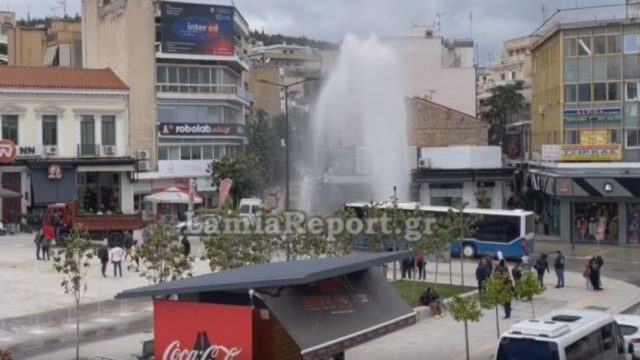 Αδιανόητο περιστατικό στη Λαμία: Φορτηγό παρέσυρε πυροσβεστικό κρουνό και η πλατεία μετατράπηκε σε… συντριβάνι!
