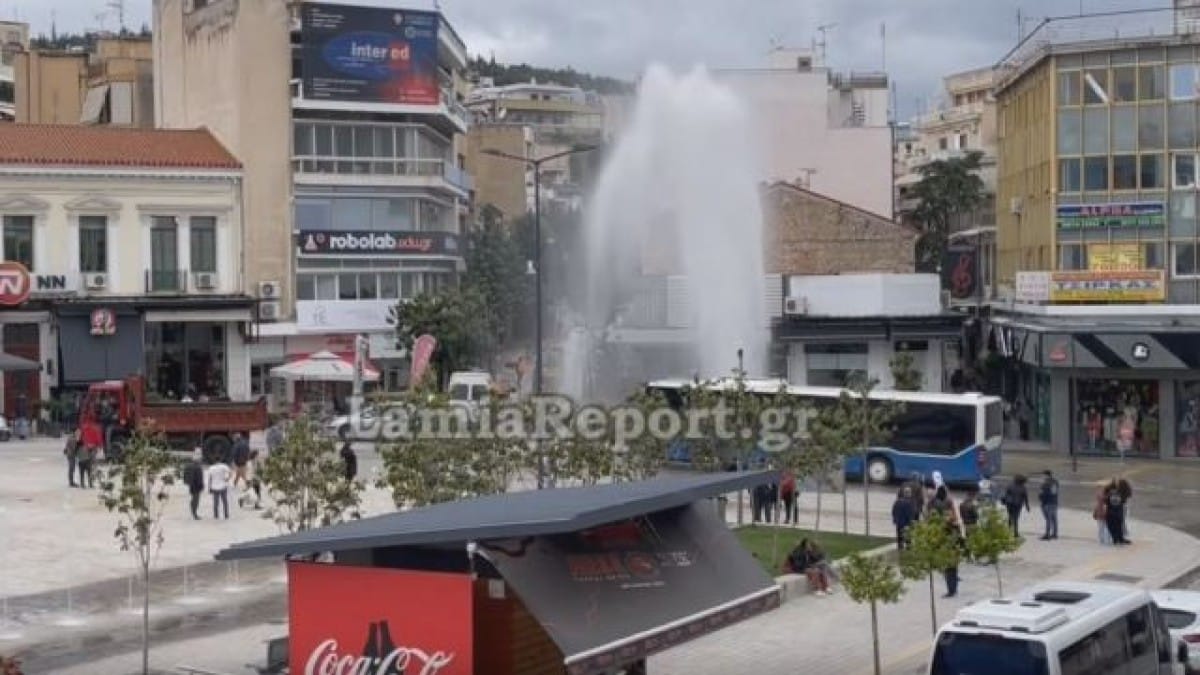 Αδιανόητο περιστατικό στη Λαμία: Φορτηγό παρέσυρε πυροσβεστικό κρουνό και η πλατεία μετατράπηκε σε… συντριβάνι!