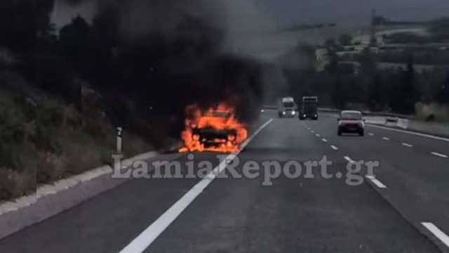 «Πάγωσαν» άπαντες στη Λαμία: Αυτοκίνητο τυλίχθηκε στις φλόγες εν κινήσει – Επέβαιναν μητέρα και τα 2 ανήλικα παιδιά της (video)