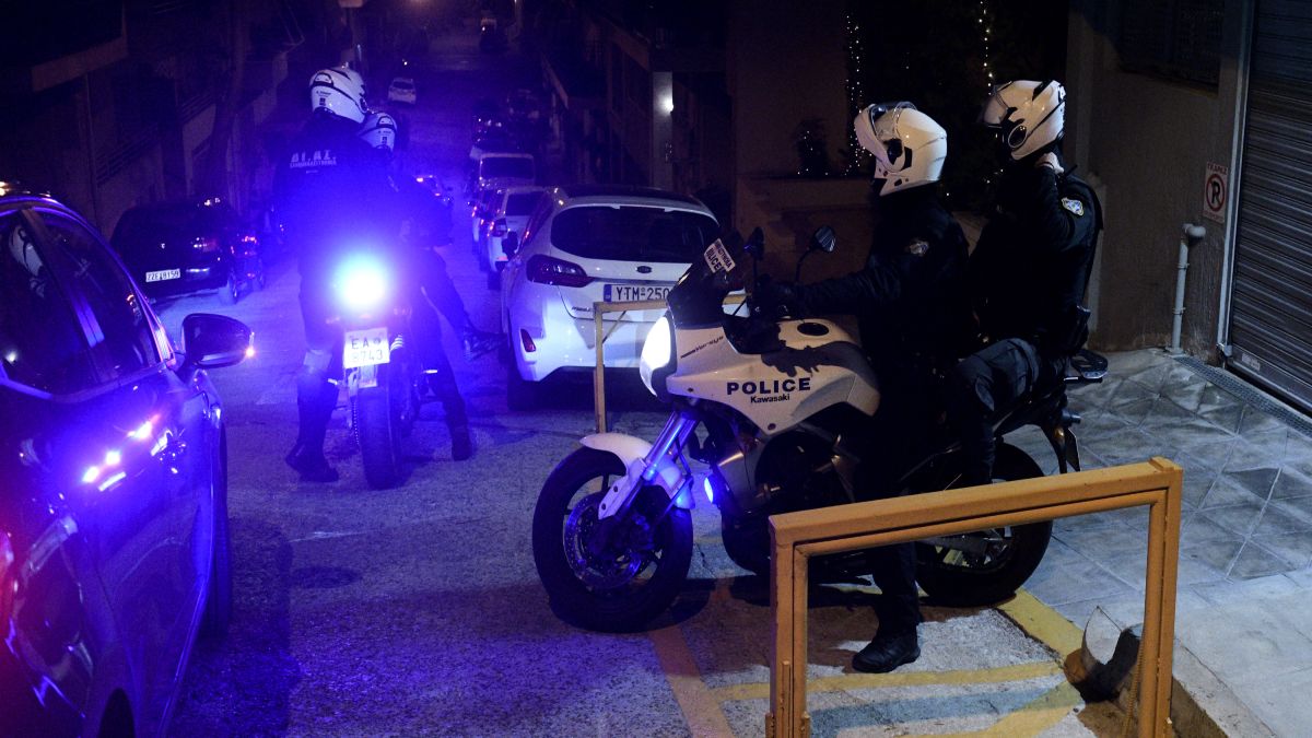 Νύχτα θρίλερ στο Παλαιό Φάληρο: Κουκουλοφόροι μπήκαν στο σπίτι, έδεσαν 83χρονο και 58χρονη και τους λήστεψαν