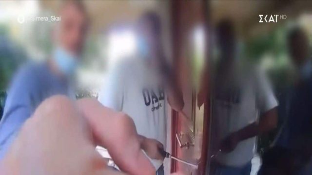 Θρασύτατοι διαρρήκτες μπουκάρουν μέρα μεσημέρι σε σπίτι στο Χαλάνδρι – Πώς δρουν σε δευτερόλεπτα με ακάλυπτα πρόσωπα και ένα κατσαβίδι (video)