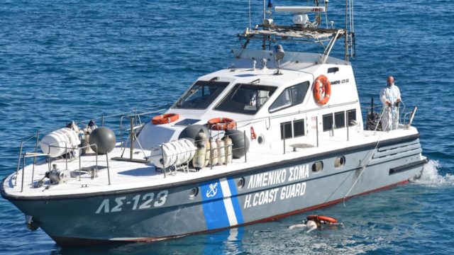 Συναγερμός στη Μύκονο: Ναυάγιο με μετανάστες ανοιχτά του νησιού – Σε εξέλιξη μεγάλη επιχείρηση του Λιμενικού (video)