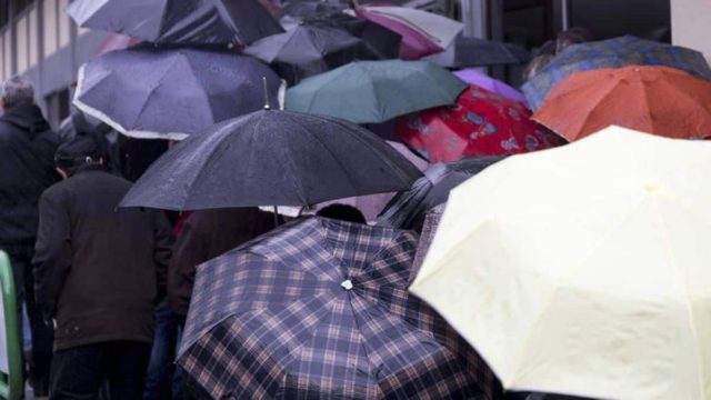«Άκυρο» το καλοκαίρι από τα Μερομήνια: «Ο καιρός τρελάθηκε! Βροχές και κρύο μέχρι…»