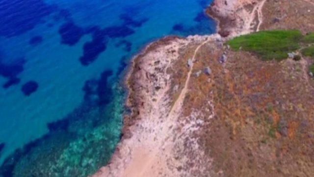 8 μυστικές και φανερές παραλίες στην Αττική για απίθανες βουτιές
