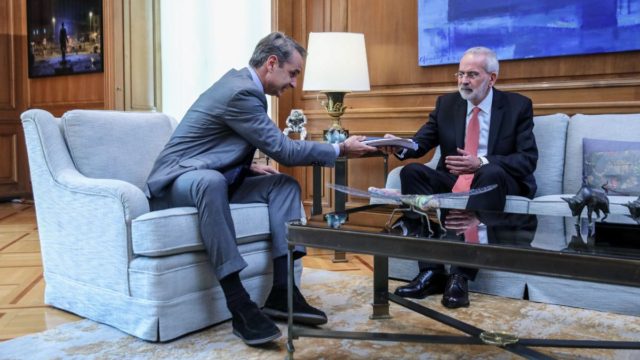 Ο διάλογος Μητσοτάκη – Σαρμά: «Θα είμαι στη διάθεσή σας – Να φέρω εις πέρας τις εκλογές και να παραδώσω στον δικαιούχο» – Τι περιείχε ο μπλε φάκελος