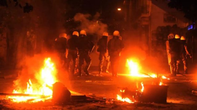 Ζωγράφου: Πεδίο μάχης η περιοχή – Επεισόδια με μολότοφ από κουκουλοφόρους – Κάηκαν δύο αυτοκίνητα