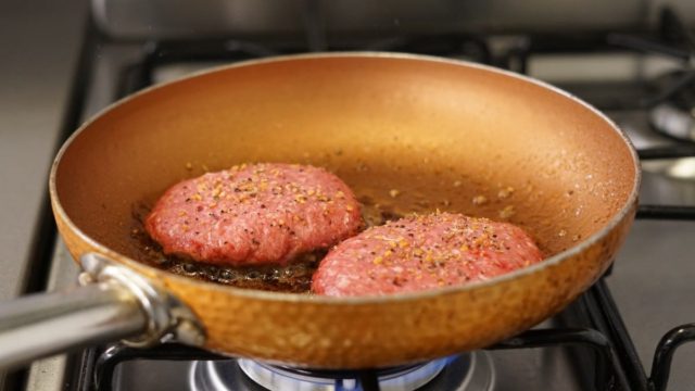 Πώς να ψήσετε τέλεια τα μπιφτέκια στο τηγάνι – Το κόλπο με το λάδι για να πετύχουν