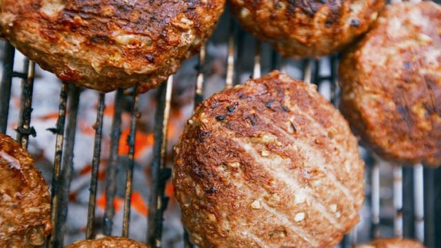 Πώς να μην κολλάνε τα μπιφτέκια στη σχάρα: Tips στο μαγείρεμα του κιμά για να μην σας ξανασυμβεί