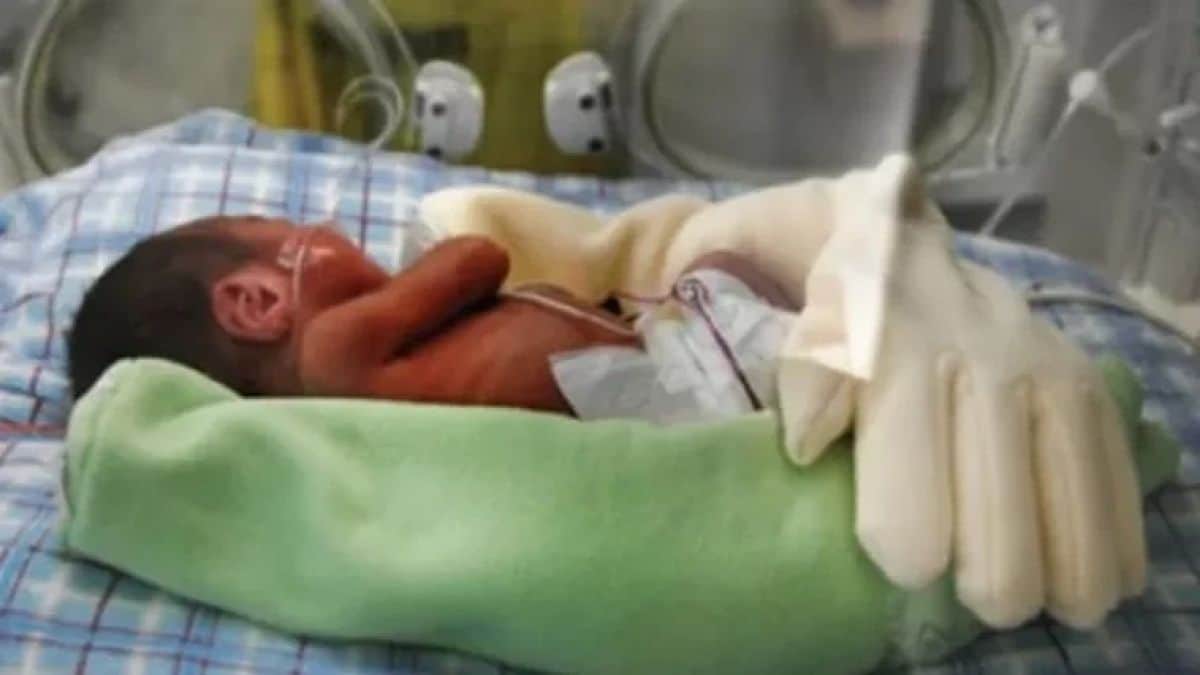 Άφησε ένα χειρουργικό γάντι στη θερμοκοιτίδα του μωρού της – Τα έχασαν οι νοσοκόμες μόλις έμαθαν τον λόγο!