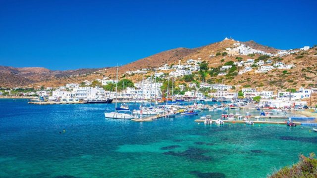 Ένα «άνθος» των Κυκλάδων: Η παραλία «διαμάντι» που θα συναντήσεις όλες τις αποχρώσεις του μπλε