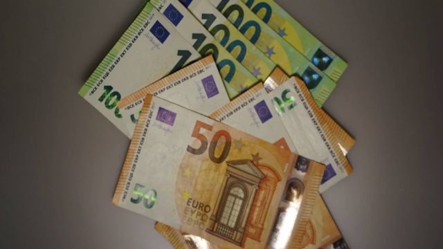 «Σκάει» άμεσα στα ΑΤΜ επίδομα 594 ευρώ – Σπεύσατε για τις αιτήσεις