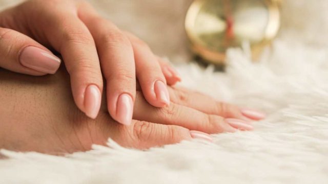 Μεγάλη προσοχή: Αυτά τα σημάδια στα νύχια θα πρέπει να σας ανησυχήσουν!