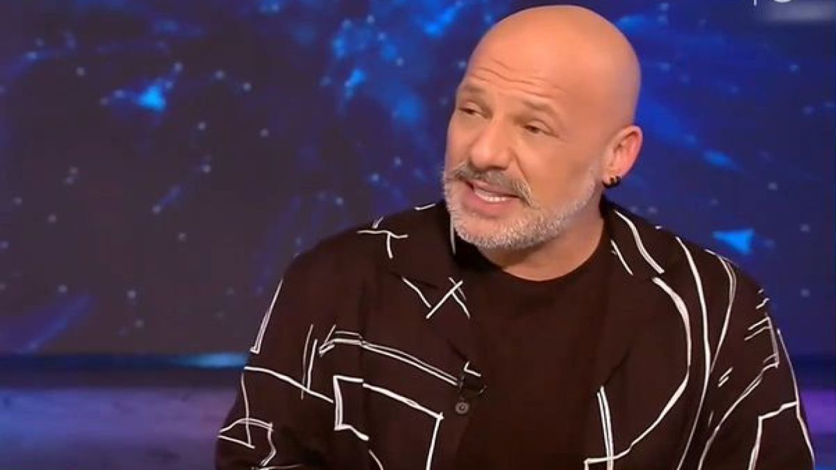Νίκος Μουτσινάς: «Είχε έναν οξύ πόνο στο στομάχι, είχε διπλωθεί στα δύο» – Εξελίξεις με την κατάσταση της υγείας του μετά την ξαφνική διακοπή της εκπομπής (Video)