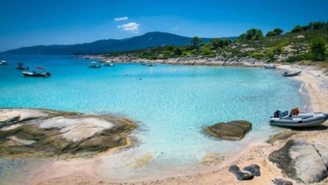 Παράδεισος: Το ελληνικό νησί που έχει ζεστά νερά όλο τον χρόνο!