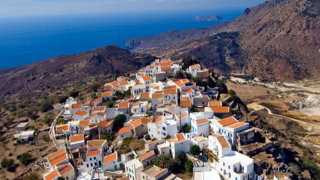 Το νησί του Αιγαίου με τα σεληνιακά τοπία και τις πεντακάθαρες παραλίες που σε μαγνητίζει
