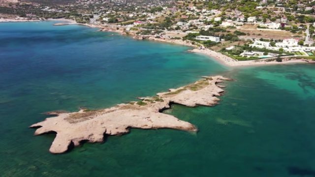 Ντούνη: Το άγνωστο νησάκι της Αττικής με τις δαντελένιες ακρογιαλιές που πας με τα πόδια