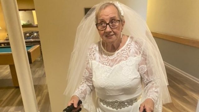 77χρονη γιαγιά ντύθηκε νύφη – Δεν φαντάζεστε ποιον παντρεύτηκε (Video)