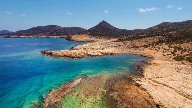Πανέμορφο: Αυτό είναι το ακατοίκητο νησί των Κυκλάδων με τις παραδεισένιες παραλίες!
