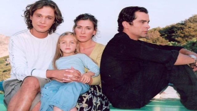 Θυμάστε την κόρη του Κωνσταντίνου Μαρκουλάκη από το «Έτσι Ξαφνικά» – Πώς είναι και τι κάνει σήμερα το γλυκό κοριτσάκι της σειράς