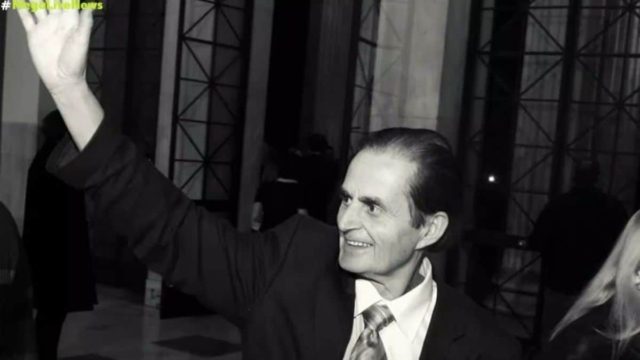 Κηδεύτηκε ο Κωνσταντίνος Παπανικόλας: «Δεν είχε αμύθητη περιουσία, αλλά χρέη» (Vid)