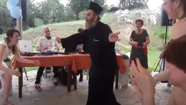 Μερακλής παπάς «ρίχνει» το απόλυτο ζεϊμπέκικο και ξεσηκώνει όλο το χωριό με τις κινήσεις του!