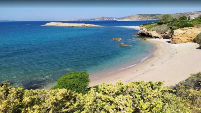40′ από την Αθήνα: Η μαγευτική παραλία με τα κρυστάλλινα νερά που νιώθεις ότι κολυμπάς στις Κυκλάδες