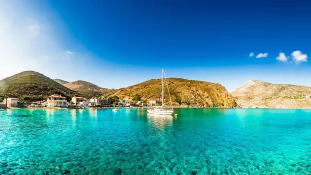 Ένας κρυμμένος «παράδεισος»: Το παραθαλάσσιο χωριό της Μάνης με την εντυπωσιακή παραλία και τα εξωπραγματικά νερά