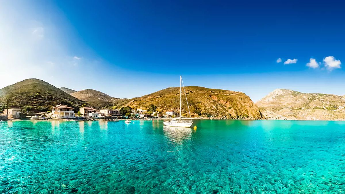 Ένας κρυμμένος «παράδεισος»: Το παραθαλάσσιο χωριό της Μάνης με την εντυπωσιακή παραλία και τα εξωπραγματικά νερά