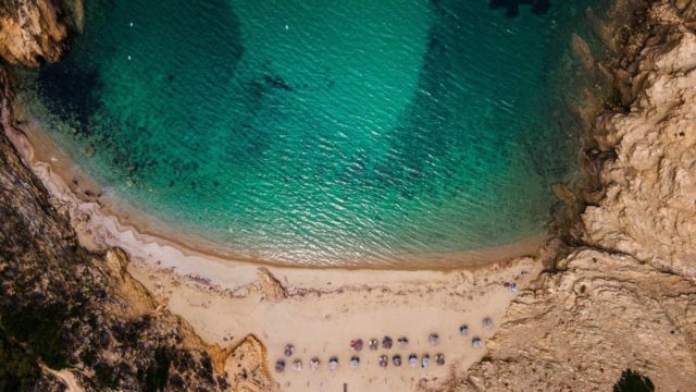 Επίγειος παράδεισος: Το ελληνικό νησί που έχει ψηφιστεί ως καλύτερο και από τις Σεϋχέλλες (Video)
