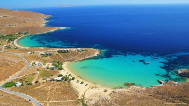 70 παραλίες χωρίς ξαπλώστρες: Το ανέγγιχτο νησί των Κυκλάδων για τις πιο «ζεν» διακοπές του καλοκαιριού!