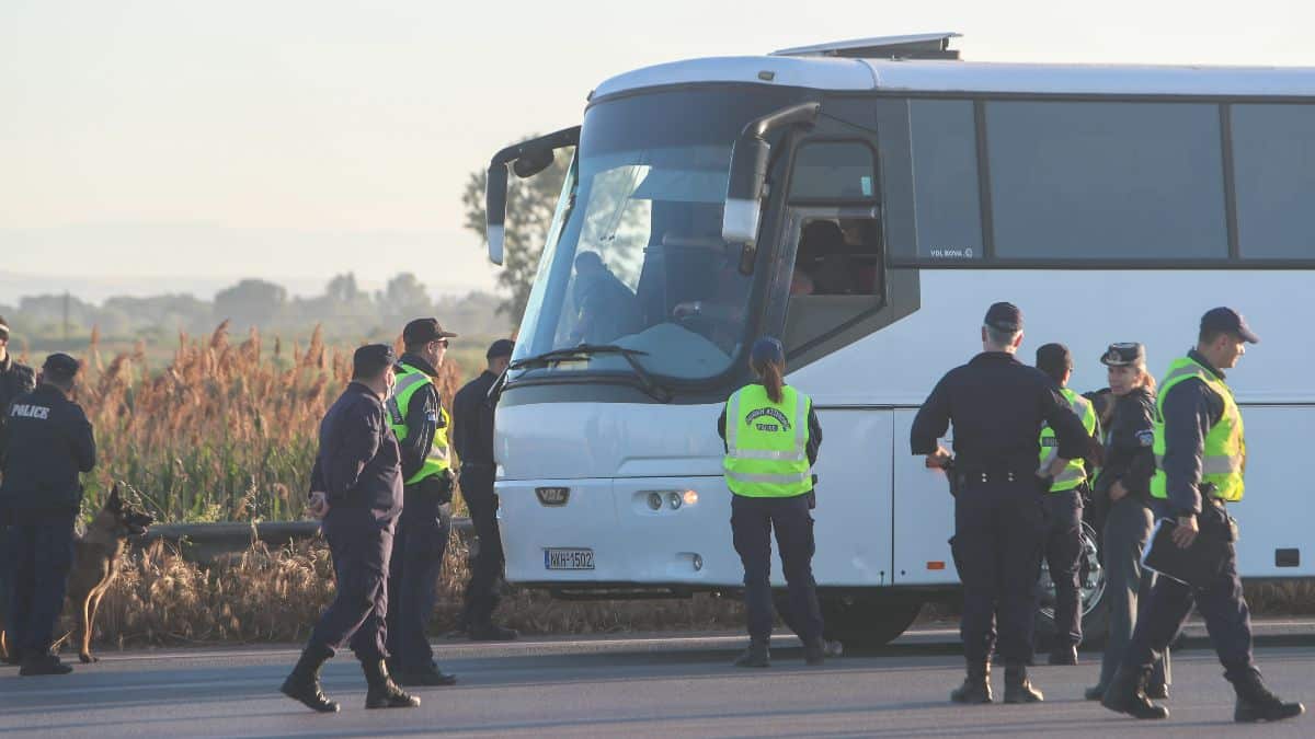 Φωτιά σε πούλμαν στο Σπαθοβούνι – Μεταφέρει μαθητές από σχολείο της Αττικής