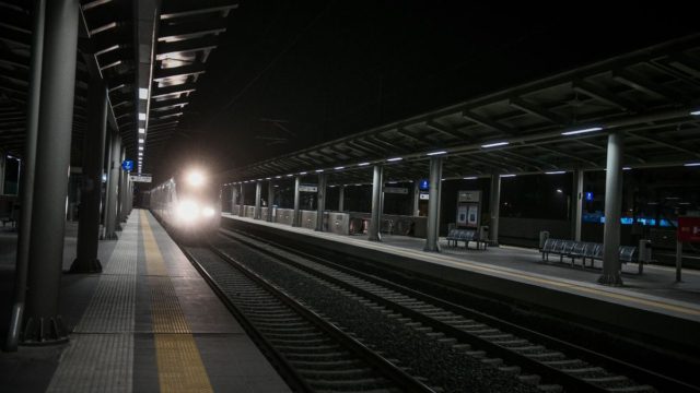 Συναγερμός στην Κόρινθο: 30χρονος παρασύρθηκε από τον Προαστιακό