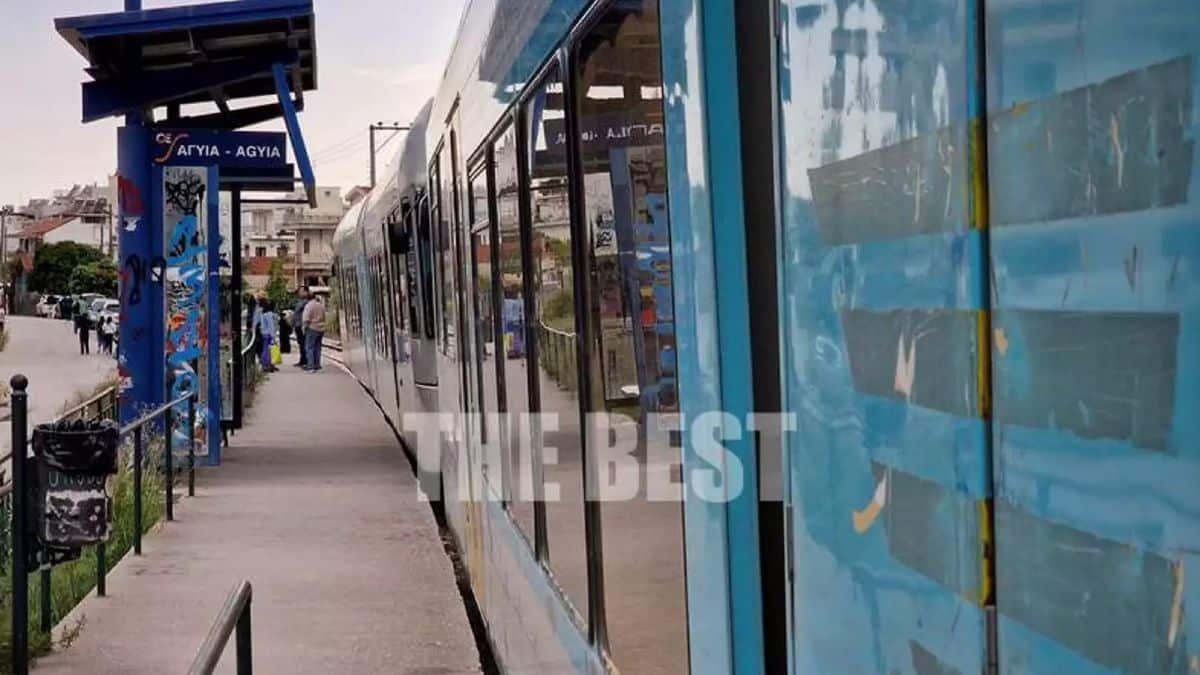 Ατελείωτη ταλαιπωρία και κατάντια: Ακινητοποιήθηκε λόγω βλάβης ο προαστιακός – Δεν μπορούσαν να κατέβουν οι επιβάτες (photos)
