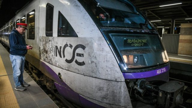 Συναγερμός στην Κινέτα: Συρμός του Προαστιακού ακινητοποιήθηκε βγάζοντας καπνούς!