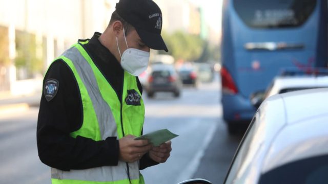 Πρόστιμο 700€ στον συνοδηγό: Γιατί επιβάλλεται – Πότε αφαιρείται και το δίπλωμα