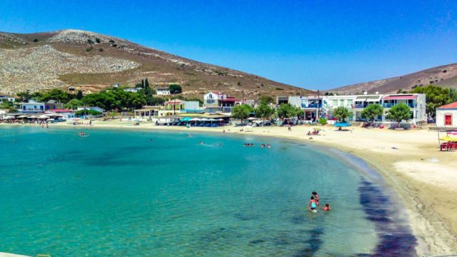 Απόλυτη ηρεμία: Το ελληνικό νησί με το θρυλικότερο μεζέ του Αιγαίου έχει όλες τις παραλίες προσβάσιμες με τα πόδια!