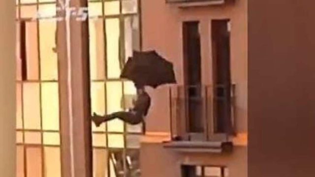 Ρωσία: Άντρας πήδηξε από τον 8ο όροφο κρατώντας ομπρέλα – Σοκαριστικό βίντεο