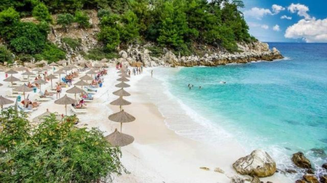 Σε «θαμπώνει» με τις ομορφιές του: Το νησί-σμαράγδι του Βορείου Αιγαίου με τις σαγηνευτικές παραλίες