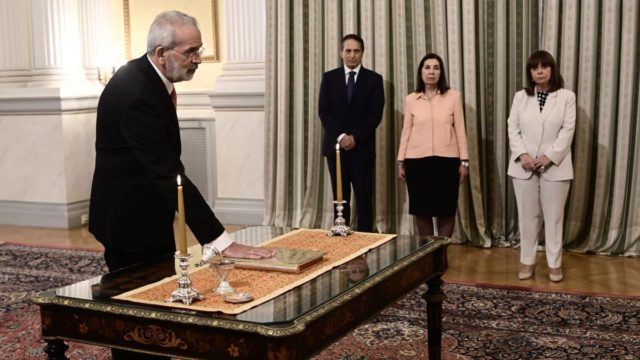 Ορκίστηκε υπηρεσιακός πρωθυπουργός ο Ιωάννης Σαρμάς – Παραλαμβάνει «μπλε φάκελο» από τον Κυριάκο Μητσοτάκη