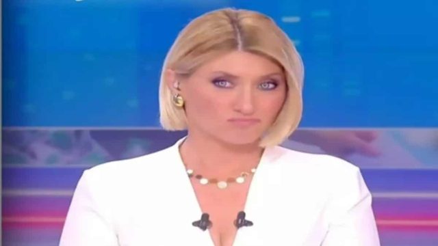 «Έχω και εγώ τα δικά μου θέματα!» – Ο μορφασμός της Σίας Κοσιώνη και η… δικαιολογία της παρουσιάστριας στην κάμερα (Video)