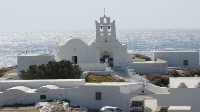 Η «ντίβα» των Κυκλάδων: Το ελληνικό νησί με τις απέραντες παραλίες και τις 235 εκκλησίες