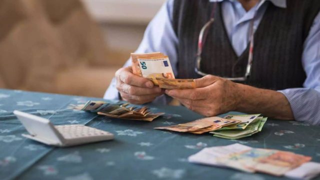 Ουρές στα ΑΤΜ: Οι ημερομηνίες που καταβάλλονται οι συντάξεις Ιουνίου 2023