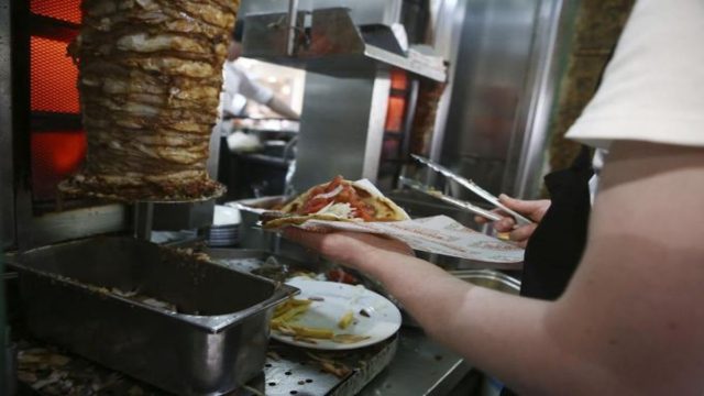 Σουβλατζίδικο στην Μύκονο προσφέρει μισθό 3.600 ευρώ!